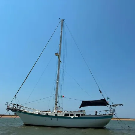 Botel Sailboat Raver *