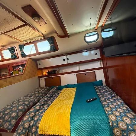 Sailboat Raver Botel *