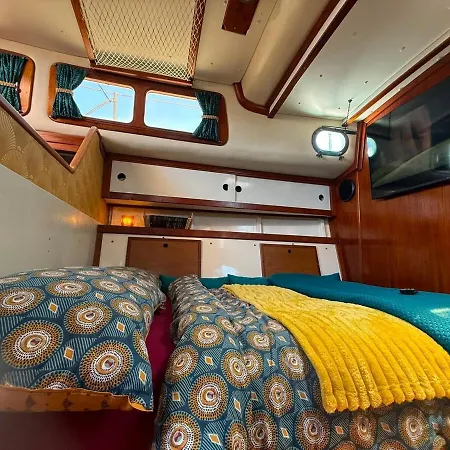 Botel Sailboat Raver *